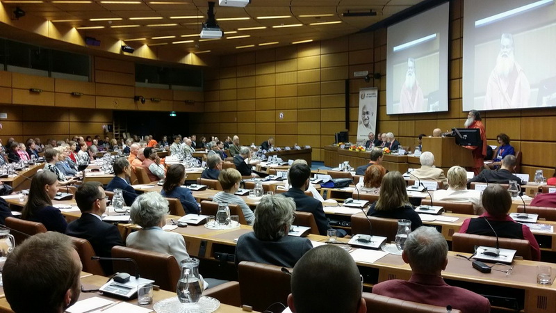 20151002 Vishwaguruji-speaking-at-the-Vienna-Conference resize